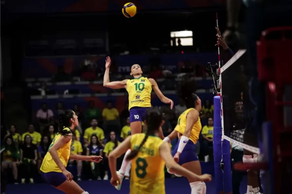 The Nations League Women's Volleyball 2022, 16-17 June 2022, is a competition in the second week of the third day with the following results: Group 3 at the Nilsson Nelson Arena, Brasilia, Brazil, the first match, Italy, who have a great performance this week, won 3 games in a row, playing against the host Brazil, who have won 2 games in a row. But in this game, Italy still continues to win by slapping Brazil 3-1, set 25-17, 25-15, 14-25, 25-14. Paula Egonu is still hot, slapping them all. 22 points, including the results of the past 2 weeks, Italy won 6, lost 2 with 17 points and now ranks 3rd in the table. while Turkey hosted in the final That this week has not won anyone. Started back to do a good job with defeating Germany 3-0, set 25-22, 25-21, 25-22. Sehra Gunes, the fast ball, good at scoring the highest score at 21 points. The Turkish girls won 4, lost. 3 has 13 points or more, held at 7 And another pair in this group, the Netherlands, enter the field against Korea, both teams have not won anyone from the past and this match, the Netherlands won 3-0, set 25-11, 25-21, 25-18. Leste Plack and Anne Bous had the same highest score at 15 points each, successfully collecting 3 full points. Group 4 at Smart Araneta Coliseum, Quezon City, Manila, Philippines, in the first match, Bulgaria showed excellent form, defeating Canada 3-0, set 26-24, 25-22, 25-21 as well. With Belgium, who got Britt Herbots slapping 33 points, defeated Poland 3-2, set 25-20, 15-25, 25-22, 22-25, 15-13. And the big match, the United States, the reigning champion, went on the field to meet with China, with both teams losing only 1 game before, and in this match, America showed a strong form, defeating 3-0 sets 25-21, 25- 23, 25-21 Katherine Plummer slapped a total of 20 points, M. Kan girl won 6, lost 1, took the second place.
